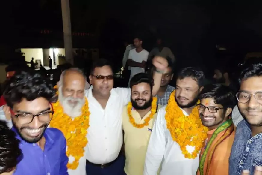 बुलंदशहर हिंसा में इंस्पेक्टर सुबोध कुमार की हत्या के आरोपी जमानत पर आये, जहाँ उनका फूल माला पहनाकर स्वागत किया गया, देखिये वीडियो