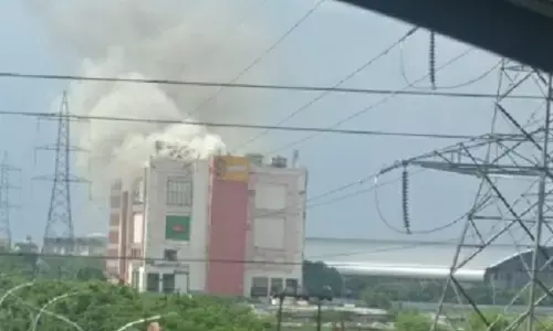 नोएडा के स्पाइस मॉल में भीषण आग, मौके पर पहुंचीं दमकल की गाड़ियां