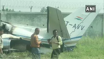 अलीगढ़: अलीगढ़ में बिजली के तारों में उलझकर प्राइवेट प्लेन क्रैश, कोई हताहत नहीं अलीगढ़: अलीगढ़ में बिजली के तारों में उलझकर प्राइवेट प्लेन क्रैश, कोई हताहत नहीं