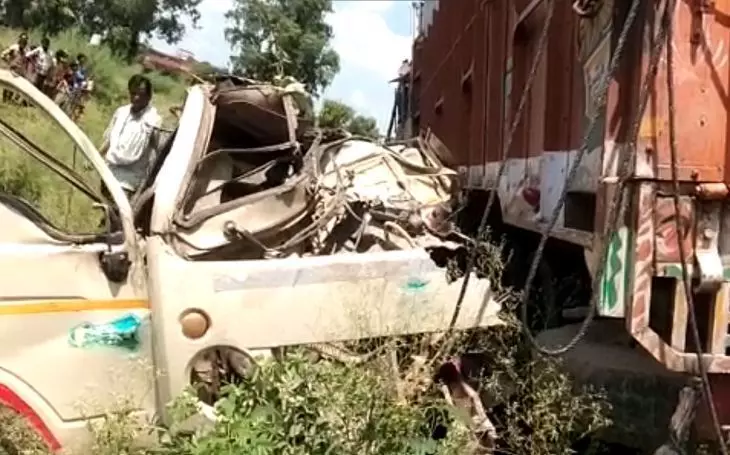 शाहजहांपुर में 2 टेंपो के ऊपर ट्रक पलटा, 15 लोगों की मौके पर ही मौत