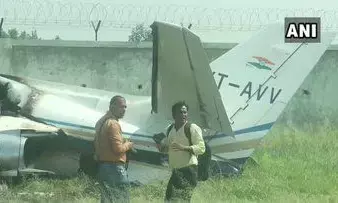 अलीगढ़: अलीगढ़ में बिजली के तारों में उलझकर प्राइवेट प्लेन क्रैश, कोई हताहत नहीं अलीगढ़: अलीगढ़ में बिजली के तारों में उलझकर प्राइवेट प्लेन क्रैश, कोई हताहत नहीं