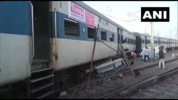 UP : कानपुर रेलवे स्टेशन की बाउंड्री तोड़ बाहर निकली ट्रेन, पटरी से उतरे चार डिब्बे