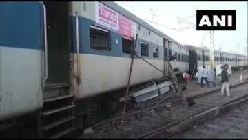 UP : कानपुर रेलवे स्टेशन की बाउंड्री तोड़ बाहर निकली ट्रेन, पटरी से उतरे चार डिब्बे UP : कानपुर रेलवे स्टेशन की बाउंड्री तोड़ बाहर निकली ट्रेन, पटरी से उतरे चार डिब्बे