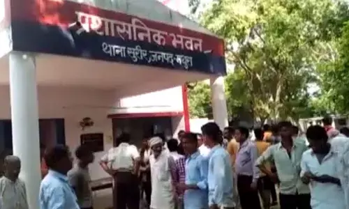मथुरा के सुरीर थाने में पति पत्नी ने लगाई पुलिस से परेशान होकर आग मथुरा के सुरीर थाने में पति पत्नी ने लगाई पुलिस से परेशान होकर आग