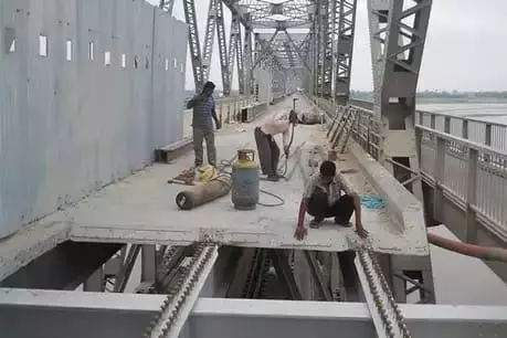 राजेन्द्र पुल: क्षमता 32 टन लेकिन पैसे के बल पर 70 टन की गाड़ी जा रही, फिर टूटा पुल!