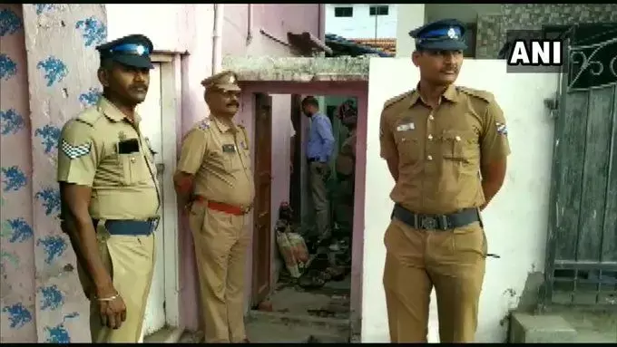 NIA ने तमिलनाडु में 5 स्थानों पर शुरू की छापेमारी, संवेदनशील सामग्री बरामद NIA ने तमिलनाडु में 5 स्थानों पर शुरू की छापेमारी, संवेदनशील सामग्री बरामद