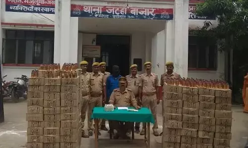 कुशीनगर पुलिस ने पिकअप वाहन से तस्करी कर ले जायी जा रही 156 पेटी अवैध शराब पकड़ी कुशीनगर पुलिस ने पिकअप वाहन से तस्करी कर ले जायी जा रही 156 पेटी अवैध शराब पकड़ी