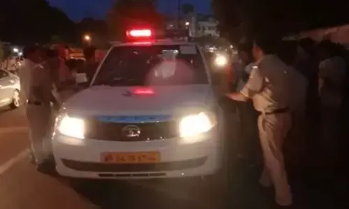 सरेआम सडक पर सारे कपड़े उतार कर युवती करने लगी हंगामा