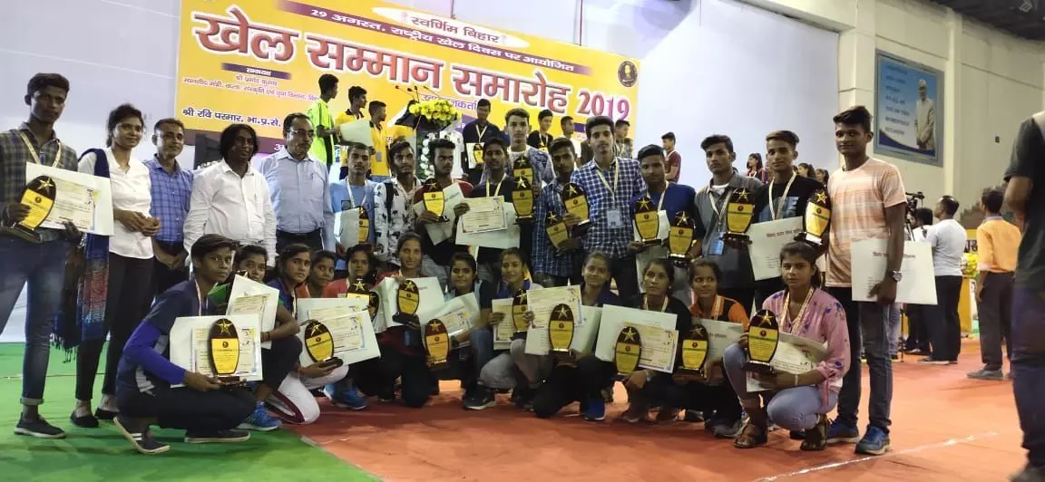 खेल दिवस पर पटना में मौसम व शिवचन्द्र को सम्मानित किये जाने पर क्षेत्र के लोगो में हर्ष