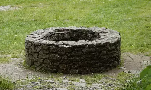 गरीबी के कारण बेटी का इलाज कराने में असमर्थ पिता ने परेशान होकर फेंक दिया कुआं में गरीबी के कारण बेटी का इलाज कराने में असमर्थ पिता ने परेशान होकर फेंक दिया कुआं में