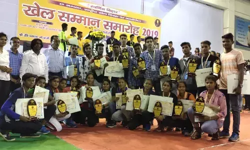 खेल दिवस पर पटना में मौसम व शिवचन्द्र को सम्मानित किये जाने पर क्षेत्र के लोगो में हर्ष खेल दिवस पर पटना में मौसम व शिवचन्द्र को सम्मानित किये जाने पर क्षेत्र के लोगो में हर्ष