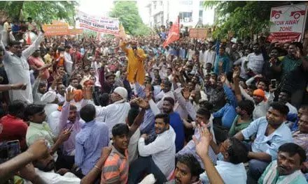 रेहड़ी-पटरी वाले ने सीटू के नेत्रत्व में नोएडा प्राधिकरण पर दिया धरना