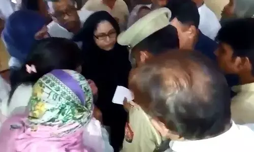 आज़म खाँन की बहन को पुलिस ने पूछताछ कर छोड़ा समाजवादियों के आगे टेके घुटने आज़म खाँन की बहन को पुलिस ने पूछताछ कर छोड़ा समाजवादियों के आगे टेके घुटने