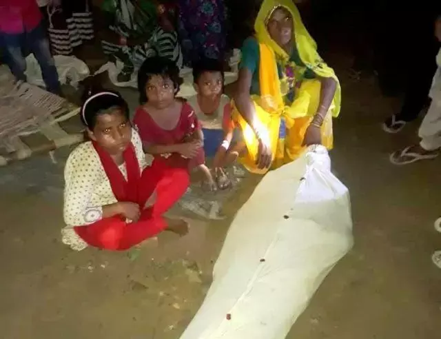 कासगंज: बिलग्राम के गरीब भूंखे पेट मरे कुम्‍हार पूरन की मौत की कहानी, जिसकी चिता में अभी अभी लगी है आग!