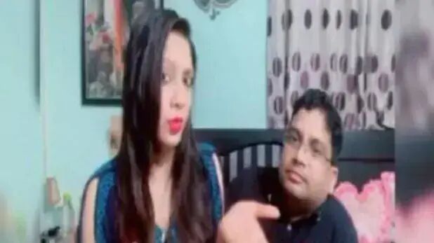 MLA ने पत्नी संग बेडरूम में बनाया TikTok वीडियो, अकाउंट हैक और वीडियो हुआ वायरल MLA ने पत्नी संग बेडरूम में बनाया TikTok वीडियो, अकाउंट हैक और वीडियो हुआ वायरल