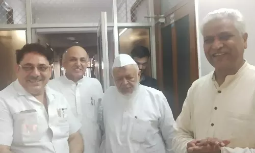 दो अलग-अलग विचारधारा के संगठनों के चीफ़ मदनी-भागवत की हुई मुलाक़ात से हलचल दो अलग-अलग विचारधारा के संगठनों के चीफ़ मदनी-भागवत की हुई मुलाक़ात से हलचल