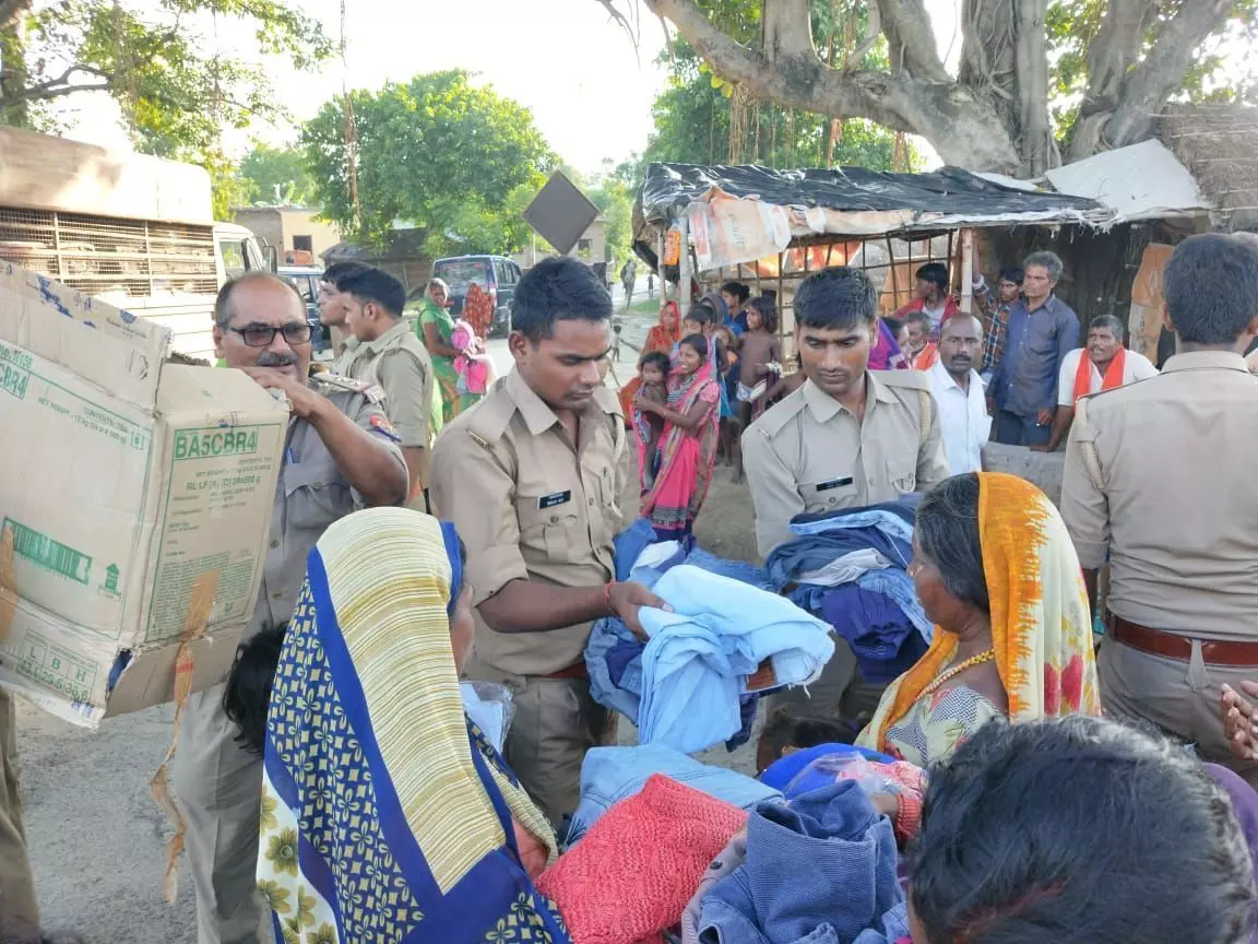 कुशीनगर पुलिस की पहल:  बाढ़ पीड़ितों के बीच  बांटे राहत सामग्री ,राहत देख  पीड़ितों के लिए  खिल उठे चेहरे