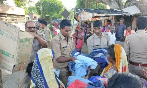 कुशीनगर पुलिस की पहल: बाढ़ पीड़ितों के बीच बांटे राहत सामग्री ,राहत देख पीड़ितों के लिए खिल उठे चेहरे कुशीनगर पुलिस की पहल: बाढ़ पीड़ितों के बीच बांटे राहत सामग्री ,राहत देख पीड़ितों के लिए खिल उठे चेहरे