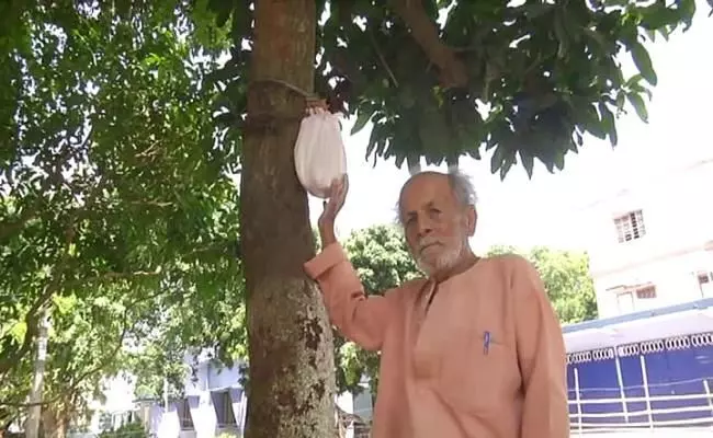 27 साल से अपनी पत्नी की अस्थियों को सहेज कर रखता है ये शख्स!