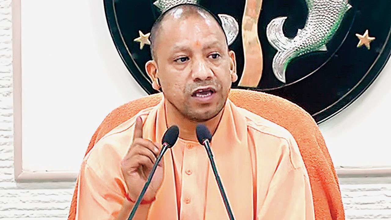 मुख्यमंत्री योगी के हेलीकॉप्टर को देखने के लिए मची अफरा-तफरी, भगदड़ में 1 की मौत मुख्यमंत्री योगी के हेलीकॉप्टर को देखने के लिए मची अफरा-तफरी, भगदड़ में 1 की मौत