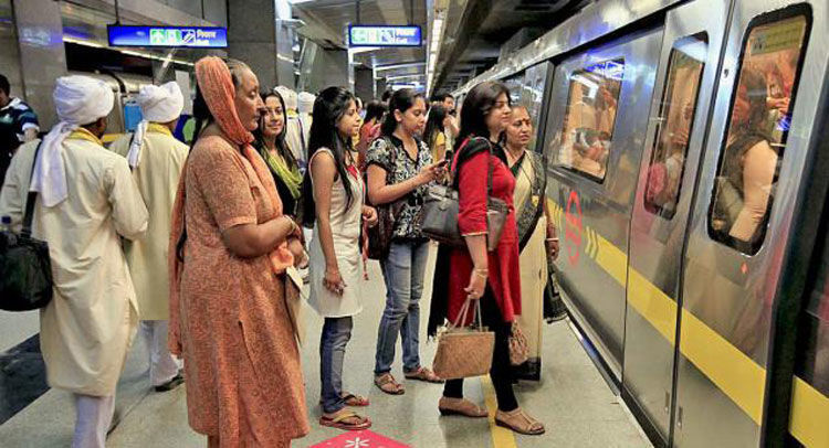 नोएडा में मेट्रो के आगे कूदकर सिक्योरिटी गार्ड ने की आत्महत्या नोएडा में मेट्रो के आगे कूदकर सिक्योरिटी गार्ड ने की आत्महत्या