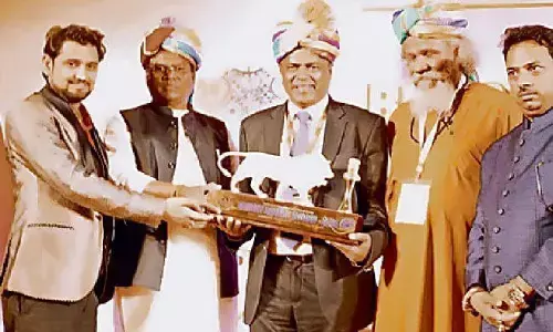 जिस आईएएस अधिकारी की पटना पुलिस तलाश रही है, वो अधिकारी केंद्रीय मंत्री से ले रहे है पुरस्कार जिस आईएएस अधिकारी की पटना पुलिस तलाश रही है, वो अधिकारी केंद्रीय मंत्री से ले रहे है पुरस्कार