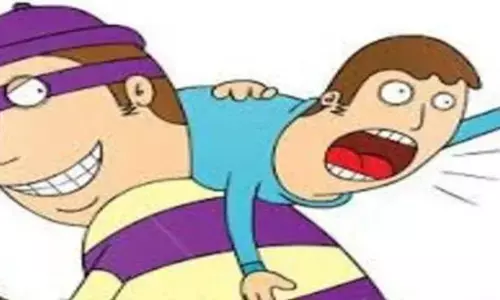 क्‍या? क्‍या? क्‍या? क्‍या? बच्‍चा चोरी हो गया। कहां? शनि बाज़ार में। अरे?