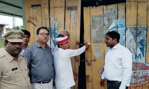 कुशीनगर:झोला छाप डॉक्टरों की धर पकड़ से मचा हड़कंप कुशीनगर:झोला छाप डॉक्टरों की धर पकड़ से मचा हड़कंप