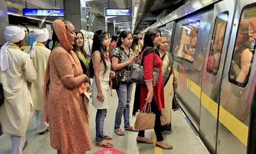 नोएडा में मेट्रो के आगे कूदकर सिक्योरिटी गार्ड ने की आत्महत्या