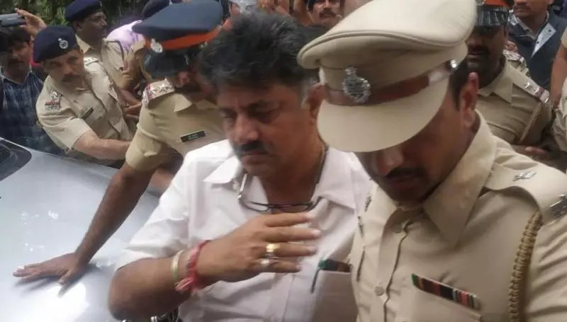 कर्नाटक में बवाल? डीके शिवकुमार की गिरफ्तारी के बाद प्रदर्शन, दो बसें जलाईं, स्कूल-कॉलेज बंद