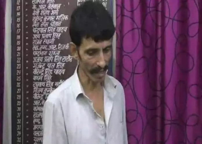 फर्जी आईपीएस बन जावेद ने फेसबुक पर मंगाए कई लडकियों की न्यूड फोटो, और फिर इस बात फ़ैल गया रायता! फर्जी आईपीएस बन जावेद ने फेसबुक पर मंगाए कई लडकियों की न्यूड फोटो, और फिर इस बात फ़ैल गया रायता!