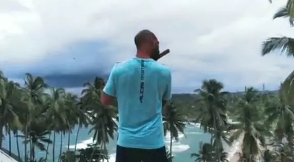 क्रिकेट के मैदान पर गेंदबाजों का छक्के छुड़ाने वाले शिखर धवन ने बजाई बांसुरी, वीडियो वायरल क्रिकेट के मैदान पर गेंदबाजों का छक्के छुड़ाने वाले शिखर धवन ने बजाई बांसुरी, वीडियो वायरल