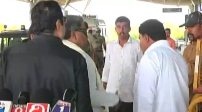 कांग्रेस नेता सिद्धारमैया ने अपने सहयोगी को सरेआम जड़ दिया थप्पड़, देखें- VIDEO