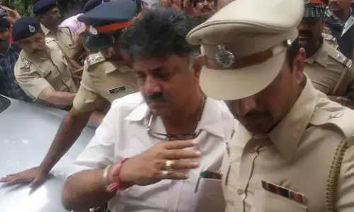 कर्नाटक में बवाल? डीके शिवकुमार की गिरफ्तारी के बाद प्रदर्शन, दो बसें जलाईं, स्कूल-कॉलेज बंद