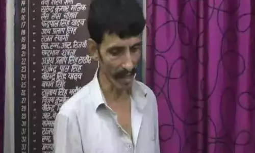 फर्जी आईपीएस बन जावेद ने फेसबुक पर मंगाए कई लडकियों की न्यूड फोटो, और फिर इस बात फ़ैल गया रायता! फर्जी आईपीएस बन जावेद ने फेसबुक पर मंगाए कई लडकियों की न्यूड फोटो, और फिर इस बात फ़ैल गया रायता!