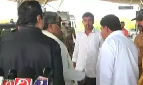 कांग्रेस नेता सिद्धारमैया ने अपने सहयोगी को सरेआम जड़ दिया थप्पड़, देखें- VIDEO