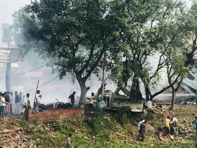 पंजाब के बटाला में पटाखा फैक्ट्री में विस्फोट के बाद इमारत गिरी, 9 लोगों की मौत 30 घायल पंजाब के बटाला में पटाखा फैक्ट्री में विस्फोट के बाद इमारत गिरी, 9 लोगों की मौत 30 घायल