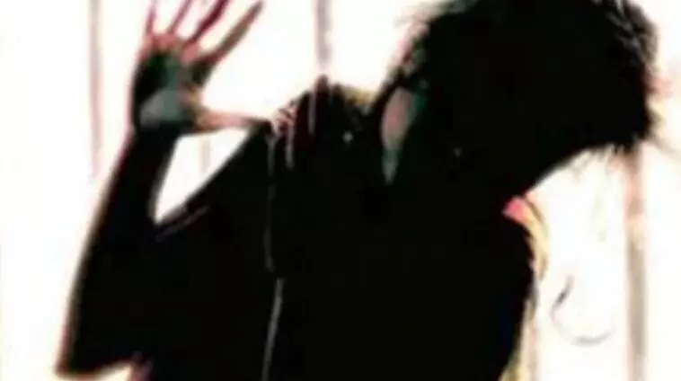 पुलिस का बर्बर चेहरा आया सामने, महिला को थाने में नग्न करके बेल्ट से पीटा पुलिस का बर्बर चेहरा आया सामने, महिला को थाने में नग्न करके बेल्ट से पीटा