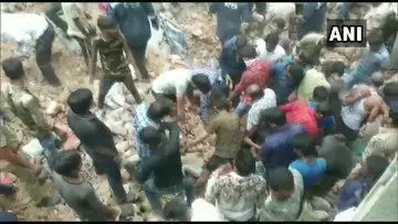 अहमदाबाद में गिरी तीन मंजिला इमारत, कई लोगों के फंसे होने की आशंका
