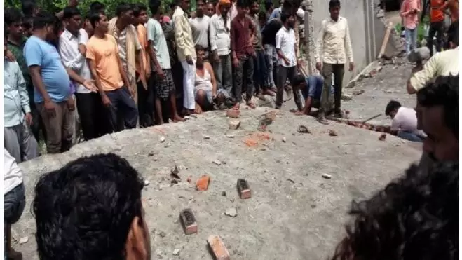 बरेली में बड़ा हादसा, मकान की छत भरभरा कर गिरी, कई मजदूरों के दबे होने की आशंका बरेली में बड़ा हादसा, मकान की छत भरभरा कर गिरी, कई मजदूरों के दबे होने की आशंका
