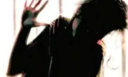 पुलिस का बर्बर चेहरा आया सामने, महिला को थाने में नग्न करके बेल्ट से पीटा पुलिस का बर्बर चेहरा आया सामने, महिला को थाने में नग्न करके बेल्ट से पीटा