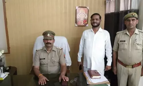 बीजेपी नेता बीएस तोमर की हत्या का साजिशकर्ता चेयरमैन पति हाथ में फोन लेकर खुश होता पुलिस की हिरासत में