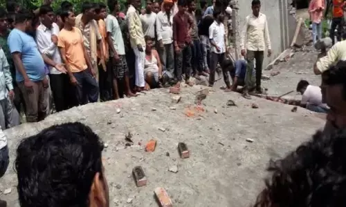 बरेली में बड़ा हादसा, मकान की छत भरभरा कर गिरी, कई मजदूरों के दबे होने की आशंका बरेली में बड़ा हादसा, मकान की छत भरभरा कर गिरी, कई मजदूरों के दबे होने की आशंका