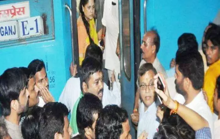 बीजेपी नेता बुआ यशोधरा राजे सिंधिया के साथ ज्योतिरादित्य सिंधिया दिल्ली रवाना, ग्वालियर स्टेशन पर हुआ हंगामा