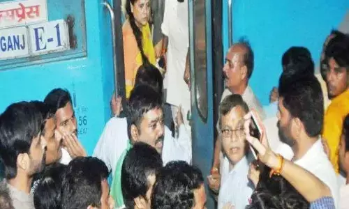 बीजेपी नेता बुआ यशोधरा राजे सिंधिया के साथ ज्योतिरादित्य सिंधिया दिल्ली रवाना, ग्वालियर स्टेशन पर हुआ हंगामा