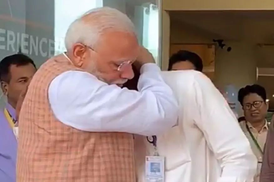चंद्रयान-2 से संपर्क टूटने के बाद रो पड़े ISRO के चीफ, भावुक होकर PM मोदी ने गले लगाकर बढ़ाया हौसला, देखें वीडियो