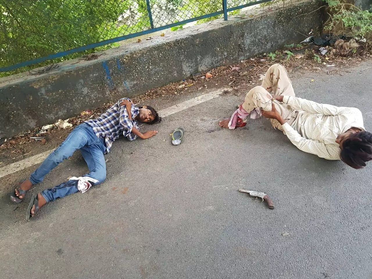 गाजियाबाद के थाना इंदिरापुरम में पुलिस की बदमाशों से मुठभेड़, दो बदमाशों के लगी गोली सिपाही भी हुआ घायल