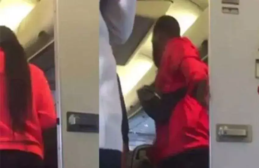 फ्लाइट के टॉयलेट में था कपल, सेलिब्रेटी ने कैमरे में किया कैद, VIDEO हुआ वायरल