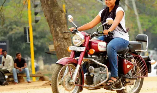 गाँव की बेटी ने जब चलाई बुलेट तो हिस्ट्रीशीटर ने चलाई गोली!