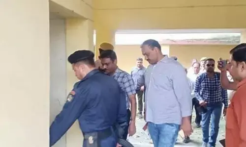 स्वामी पर लगे आरोपो पर एसआईटी टीम ने एसएस लॉ कॉलेज में की जांच, आरोप लगाने वाली छात्रा के हॉस्टल के कमरे को भी बारीकी से देखा स्वामी पर लगे आरोपो पर एसआईटी टीम ने एसएस लॉ कॉलेज में की जांच, आरोप लगाने वाली छात्रा के हॉस्टल के कमरे को भी बारीकी से देखा